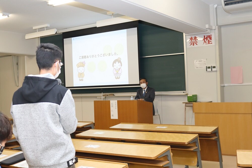 経済学部公共政策特論の授業で石田仁大垣市長にご登壇いただきました.02