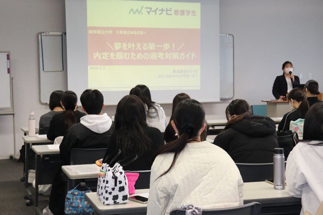 看護学部では3年生に対し採用試験対策講座を実施しました