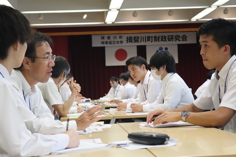 揖斐川町職員と本学学生が町財政研究を行う「揖斐川町財政研究会」がスタートしました