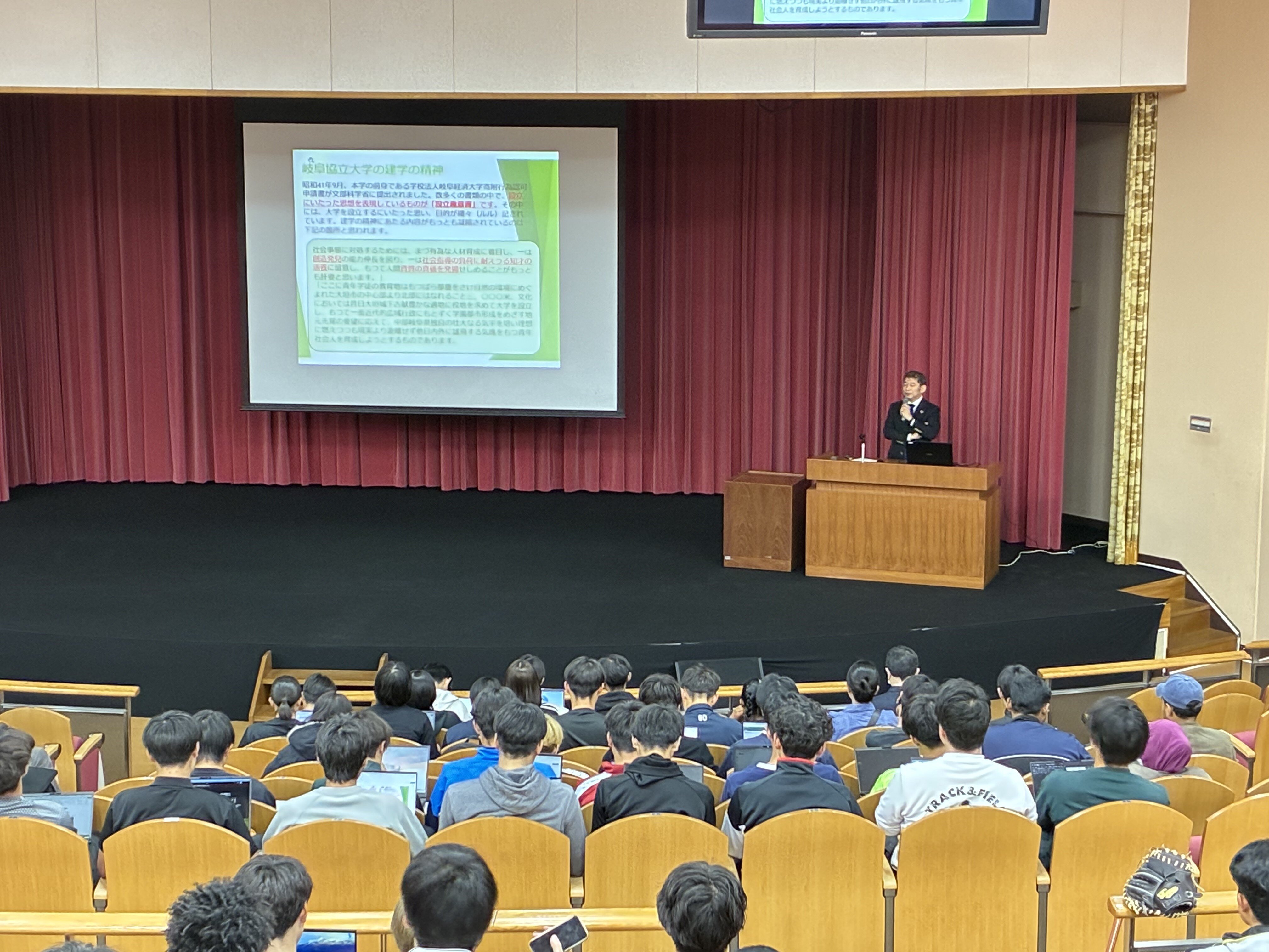 経済学部・経営学部の新入生を対象とした自校教育講演を行いました 