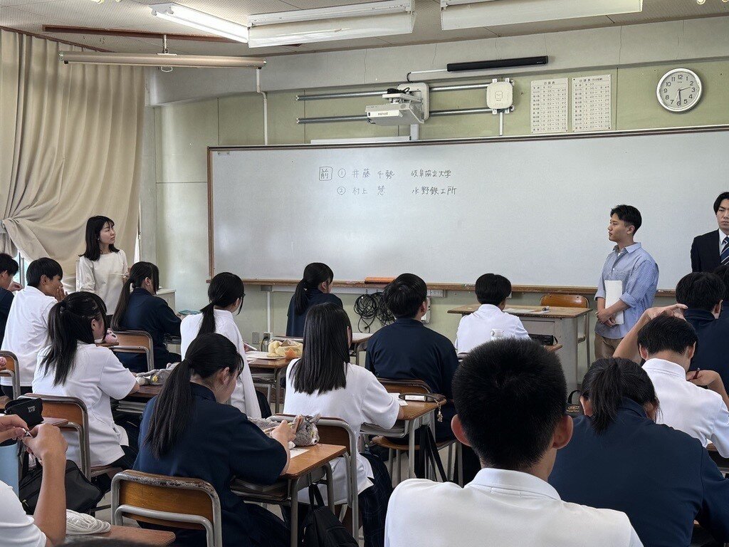 本学学生が母校の関有知高校で「先輩講師」として登壇いたしました。 