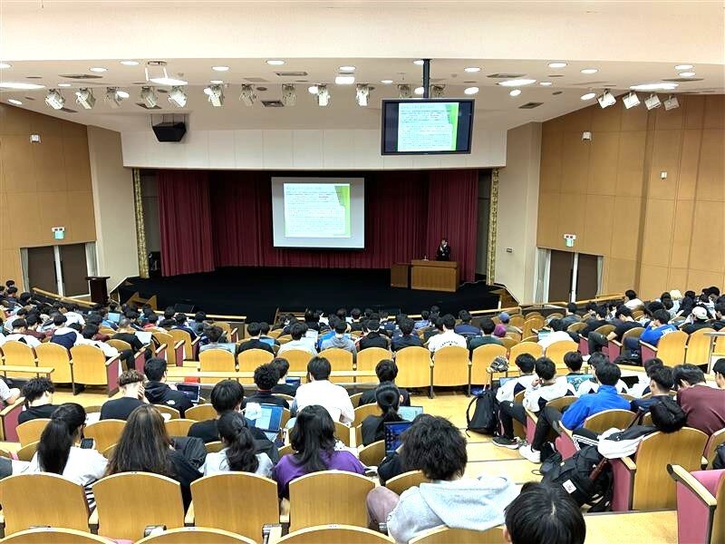 経済学部・経営学部の新入生を対象とした自校教育講演を行いました 