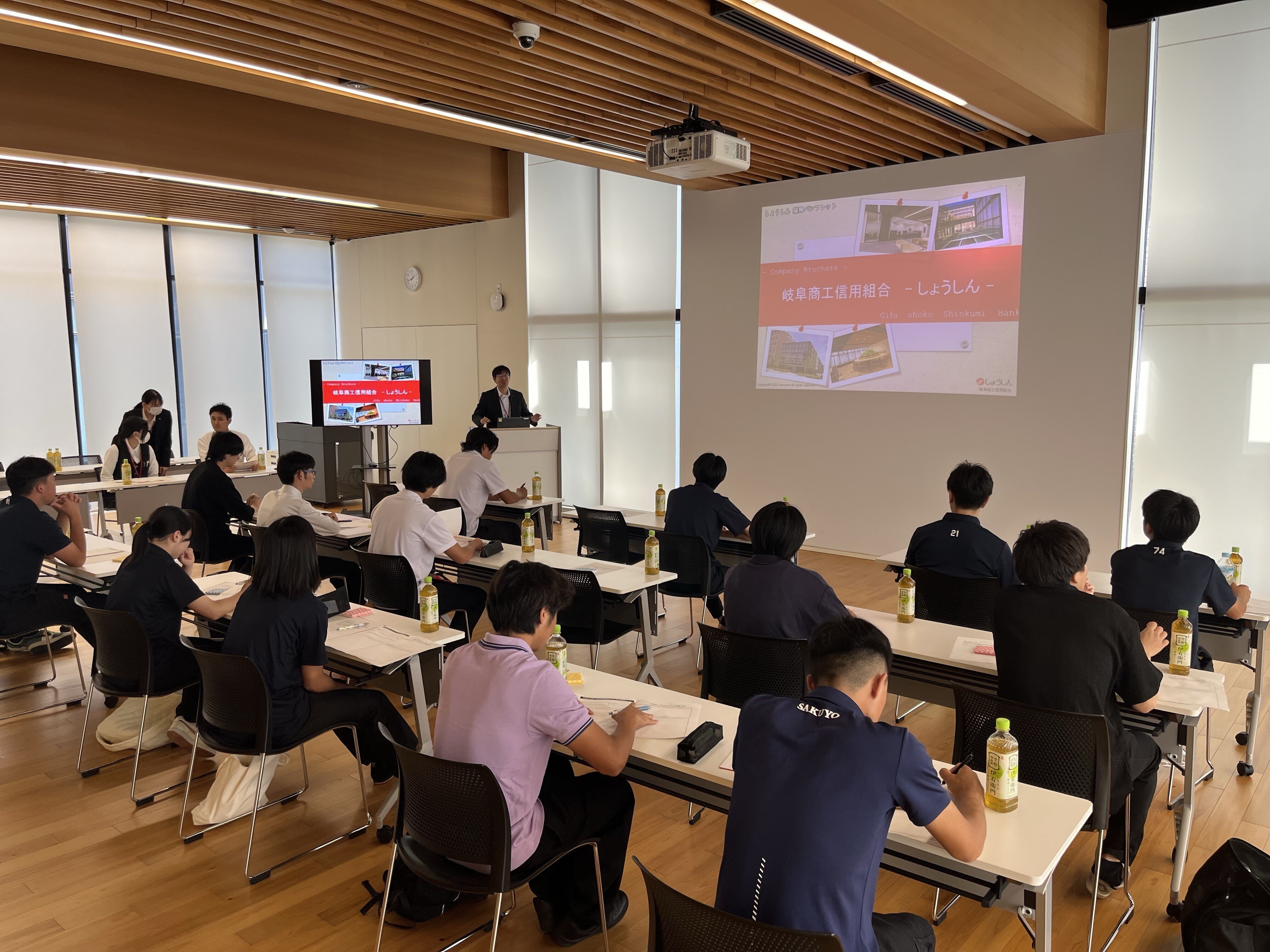 1年次生207名がジョブシャドウイングに参加