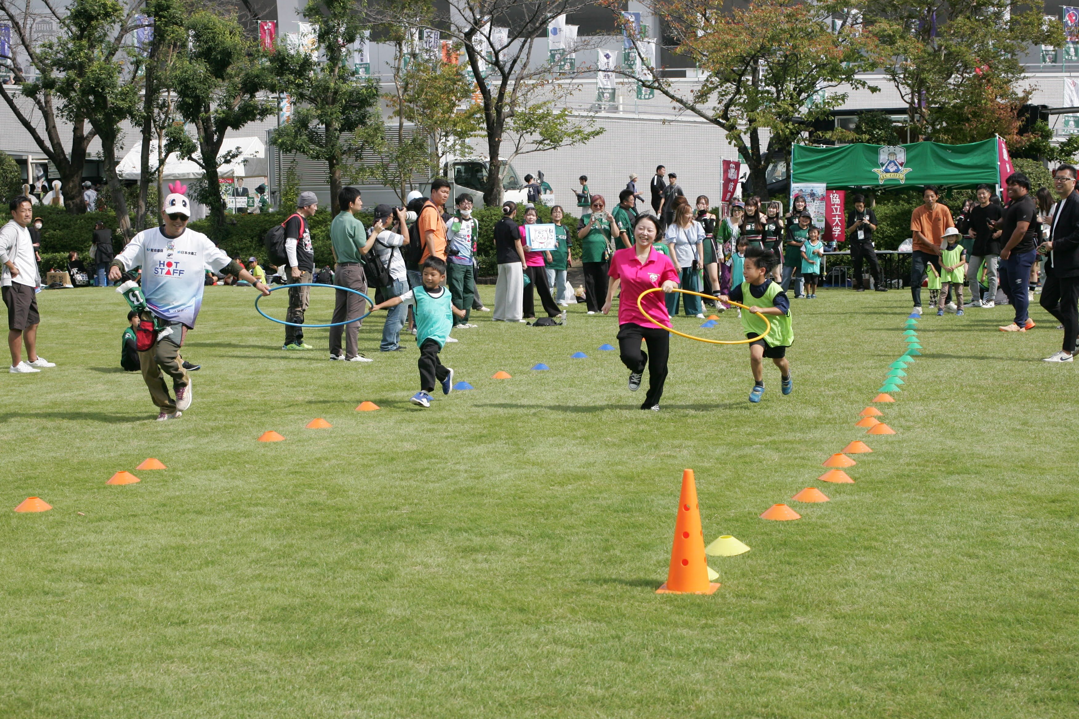 【学生主体の地域活動からの学び】10月17日（土）FC岐阜ホームゲームで学生がレクリエーションを企画・運営しました