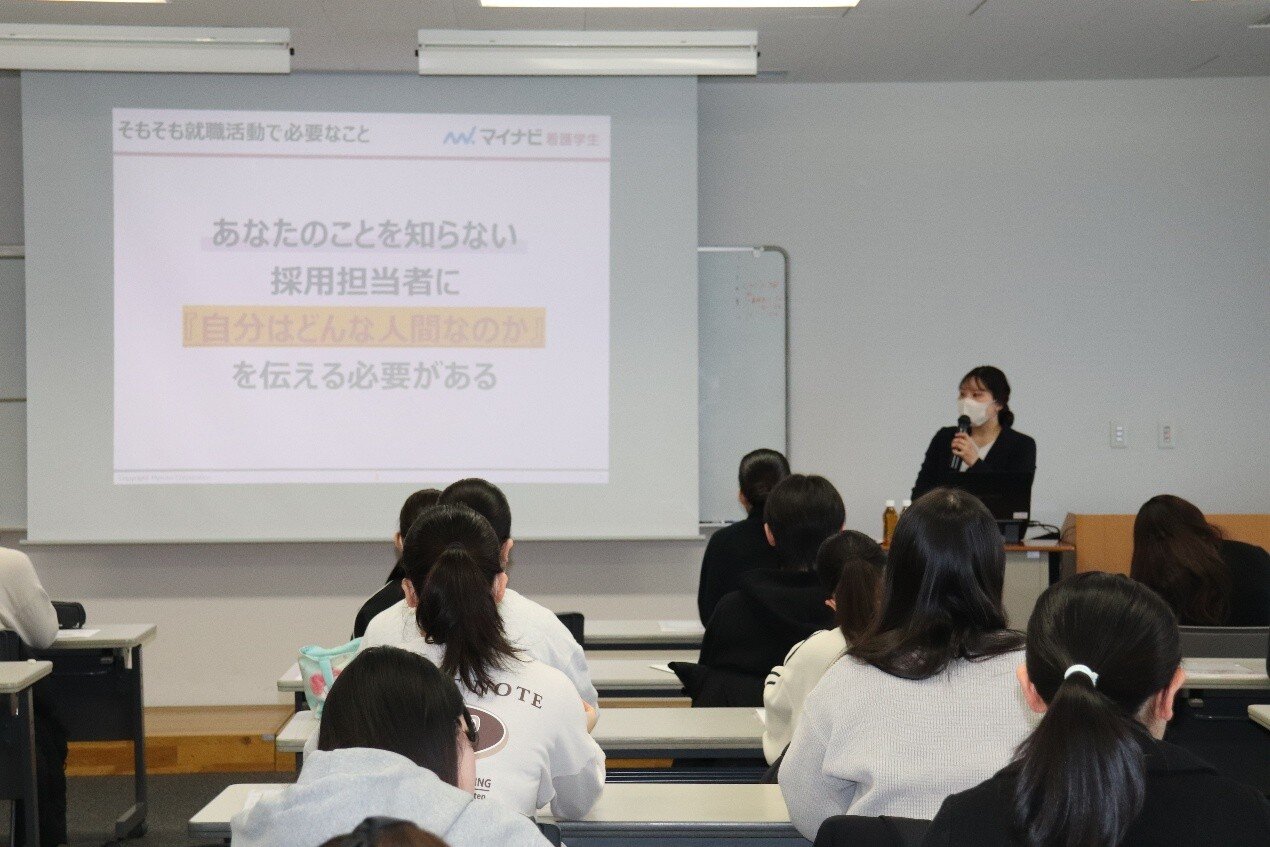 看護学部では3年生に対し採用試験対策講座を実施しました