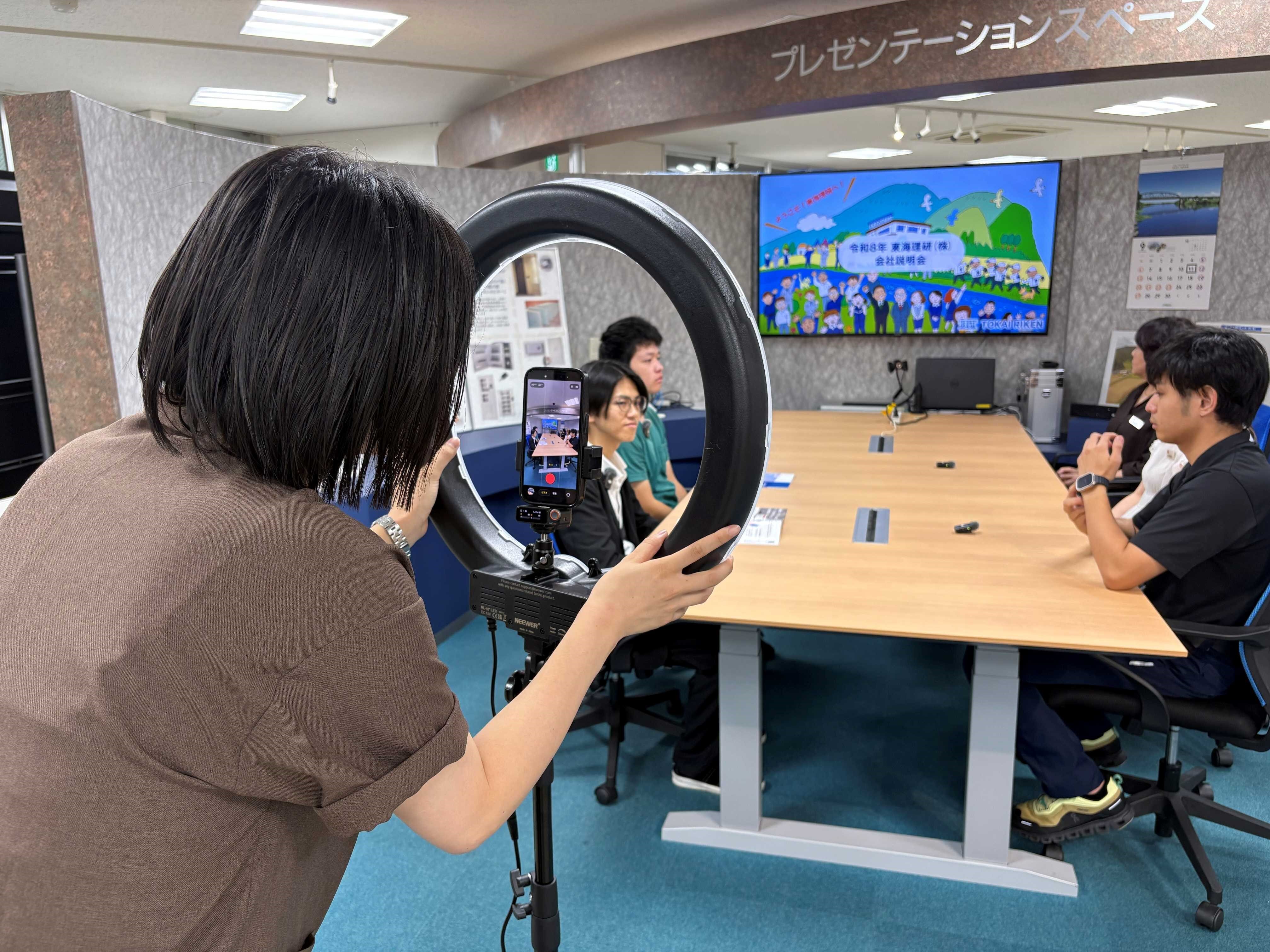 【学生主体の地域活動からの学び】ソフトピア共同研究室の学生による岐阜県内情報産業企業の魅力発信プロジェクト－東海理研株式会社を取材－