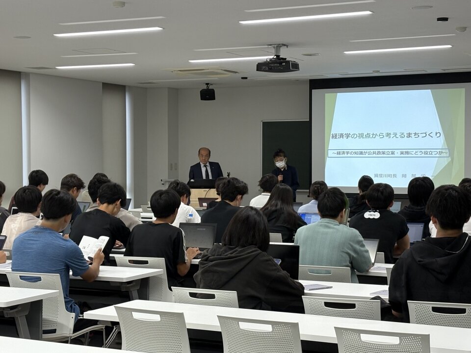 経済学部「公共政策特論」の授業で岡部栄一揖斐川町長をゲスト講師にお迎えしました