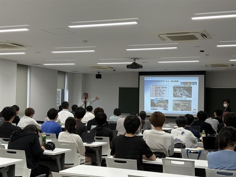 「経済学部「公共政策特論」の授業で石田仁大垣市長をゲスト講師にお迎えしました」